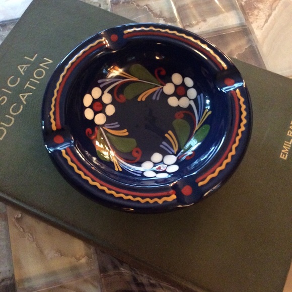 Ashtray - Picture 1 of 2